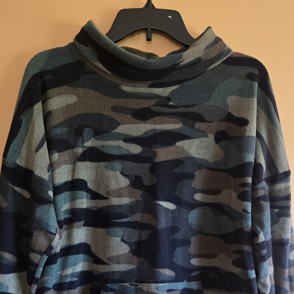 Cuddl Duds Camo Mock Neck Pouch Pocket Soft Fleece Stretch Top PTP=22"